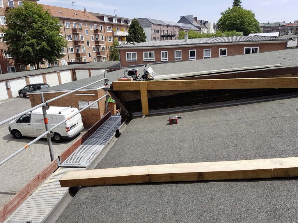 Herstellung-einer-Terrasse-aus-Lärchenholz-auf-geneigtem-Flachdach-einschl.-Geländer1-1024x768