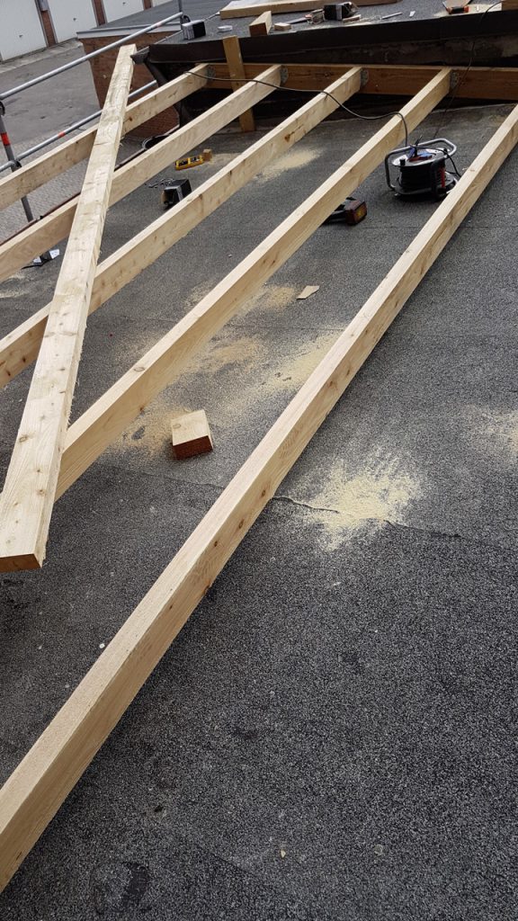 Herstellung-einer-Terrasse-aus-Lärchenholz-auf-geneigtem-Flachdach-einschl.-Geländer3-576x1024