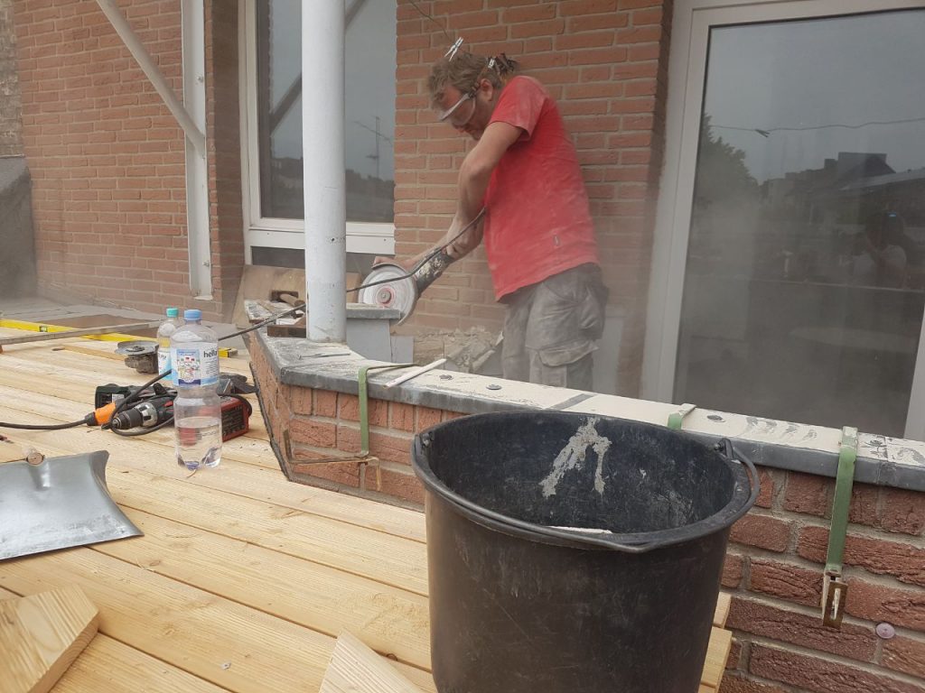 Herstellung-einer-Terrasse-aus-Lärchenholz-auf-geneigtem-Flachdach-einschl.-Geländer4-1024x768