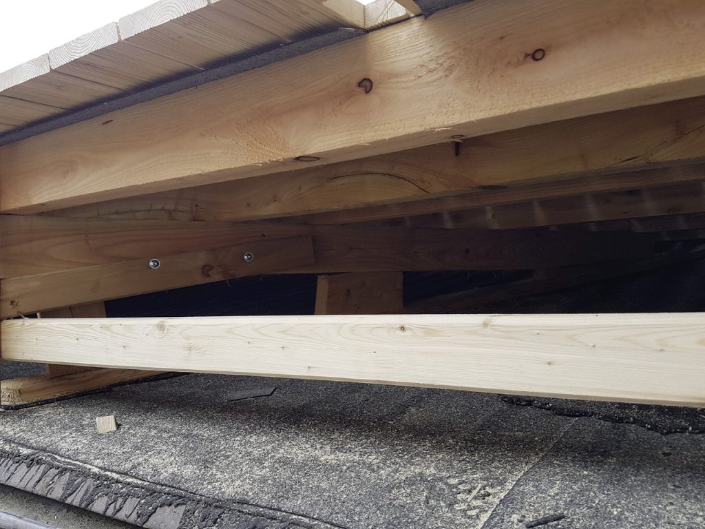 Herstellung-einer-Terrasse-aus-Lärchenholz-auf-geneigtem-Flachdach-einschl.-Geländer7-1024x768