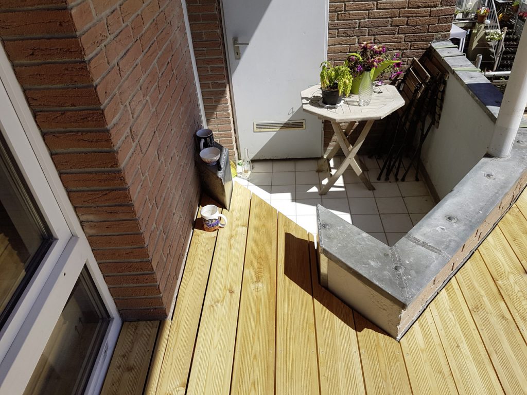 Herstellung-einer-Terrasse-aus-Lärchenholz-auf-geneigtem-Flachdach-einschl.-Geländer8-1024x768