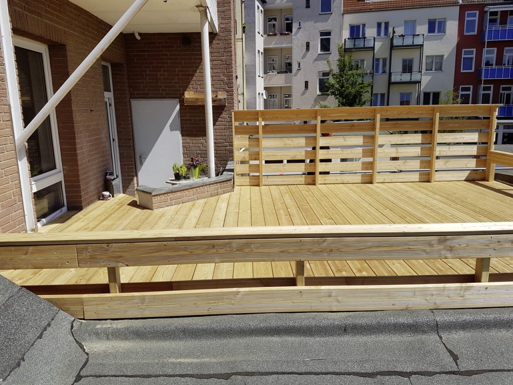 Herstellung-einer-Terrasse-aus-Lärchenholz-auf-geneigtem-Flachdach-einschl.-Geländer9-1024x768
