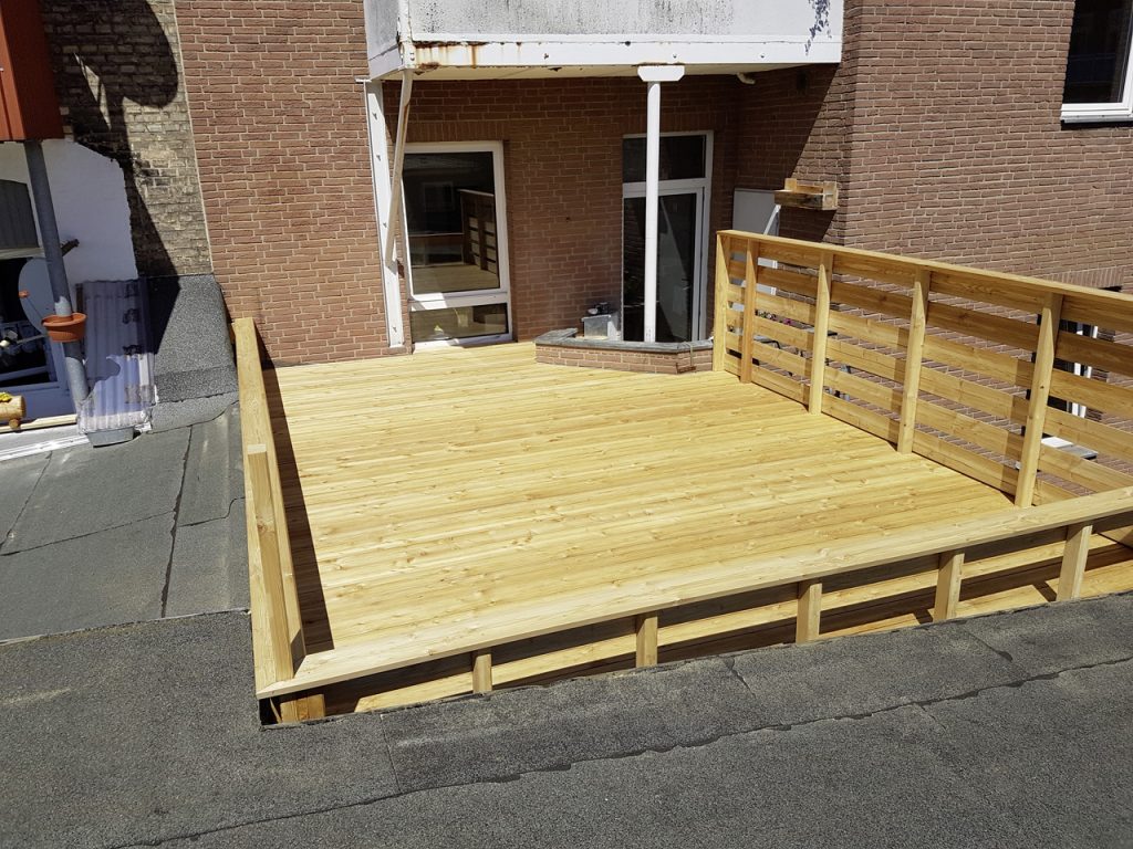 Herstellung-einer-Terrasse-aus-Lärchenholz-auf-geneigtem-Flachdach-einschl.-Geländerz12-1024x768